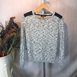 XS jennyfer sweater grey w/ black shoulder patches